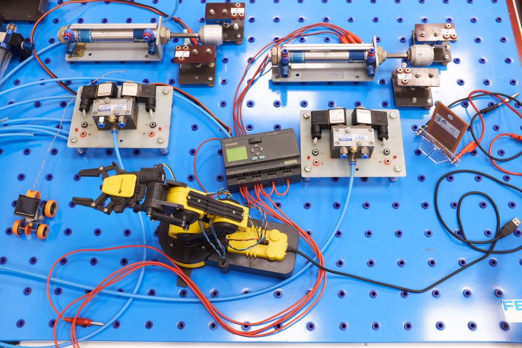 Szerelőasztal festo léghengerekkel, vezetékekkel és a Lego Mindstorm robot