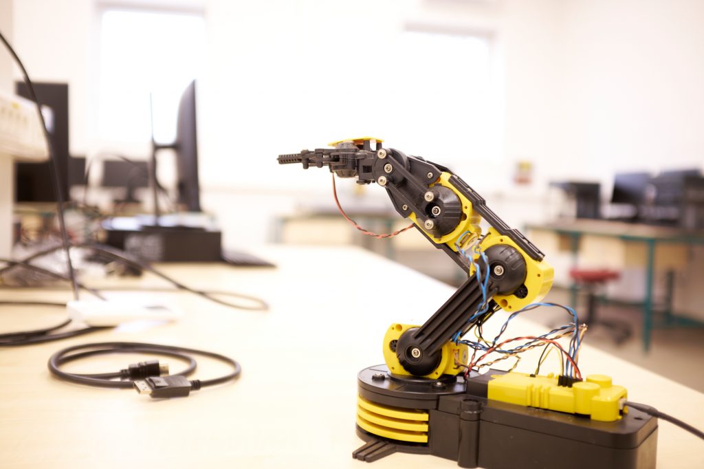 Király Endre iskola – DKA teremben készült, előtérben egy lego Mindstorm robot